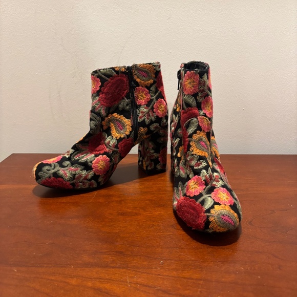 Mia Women's Vail Floral Embroidered Ankle Boots size 8.5 Boho - Picture 2 of 10